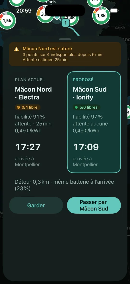 Alerte : Mâcon Nord est saturé. Plan actuel arrivée 17:27, proposé Mâcon Sud, Ionity, 5/6 libres, arrivée 17:09. Boutons Garder et Passer par Mâcon Sud